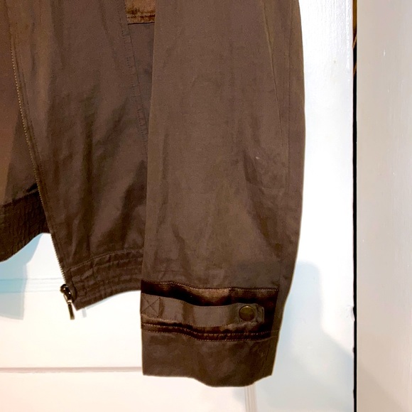 Description: Brown light jacket
Size: 10 - Picture 2 of 4
